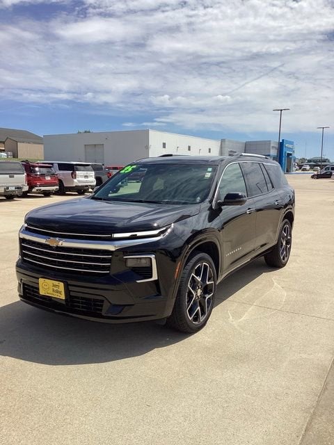 2025 Chevrolet Traverse High Country in Mosaic Black Metallic — front three-quarter view