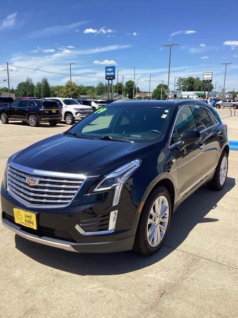 2019 Cadillac XT5 Platinum AWD in Stellar Black Metallic — front three-quarter view