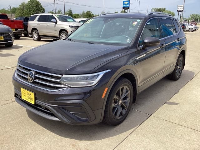 2022 Volkswagen Tiguan SE in Blk — front three-quarter view